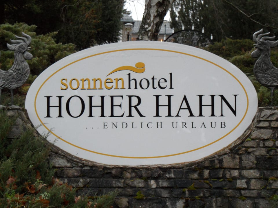 Das Schild grüßt an der Hotelauffrahrt Sonnenhotel Hoher Hahn