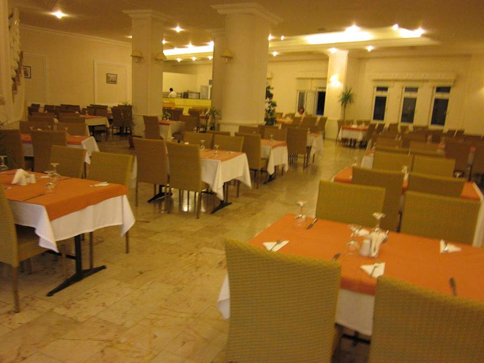 Tische Restaurant innen Ladonia Hotels Adakule
