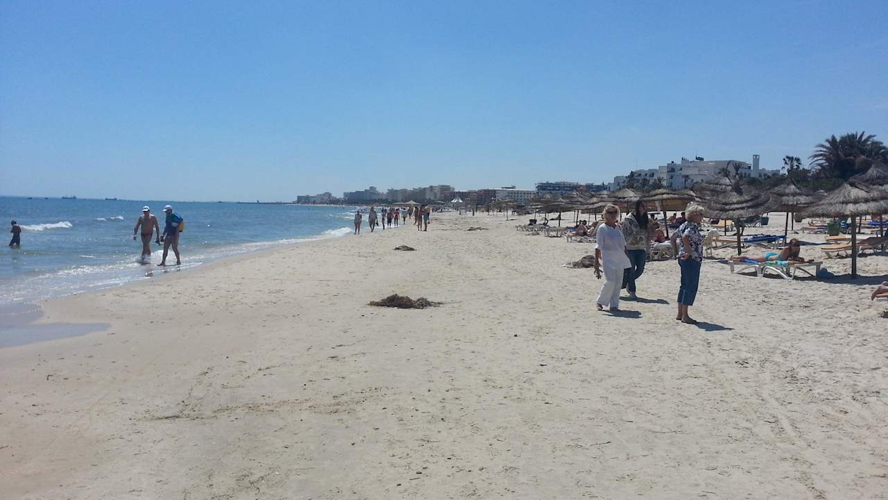 Feinsandig, flach ins Meer abfallend El Ksar Resort & Thalasso