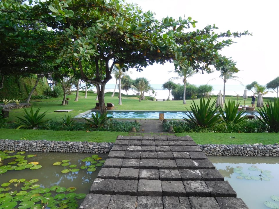 Gemeinschaftspool mit Meer WakaGangga Resort