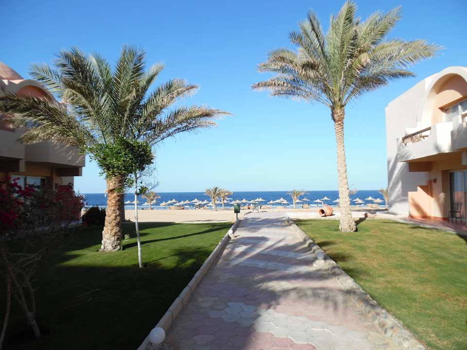 Weg zum Strand Three Corners Sea Beach Resort