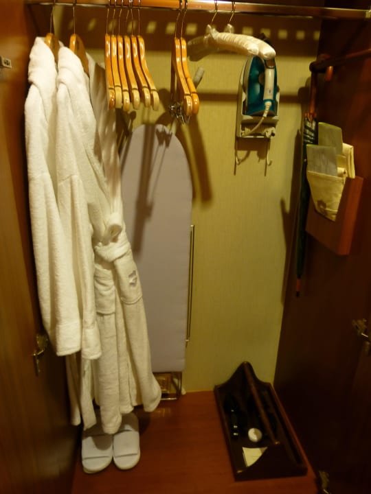 Kleiderschrank Horizon Club Premier Room Nr. 1018 Shangri-La Hotel, Chiang Mai