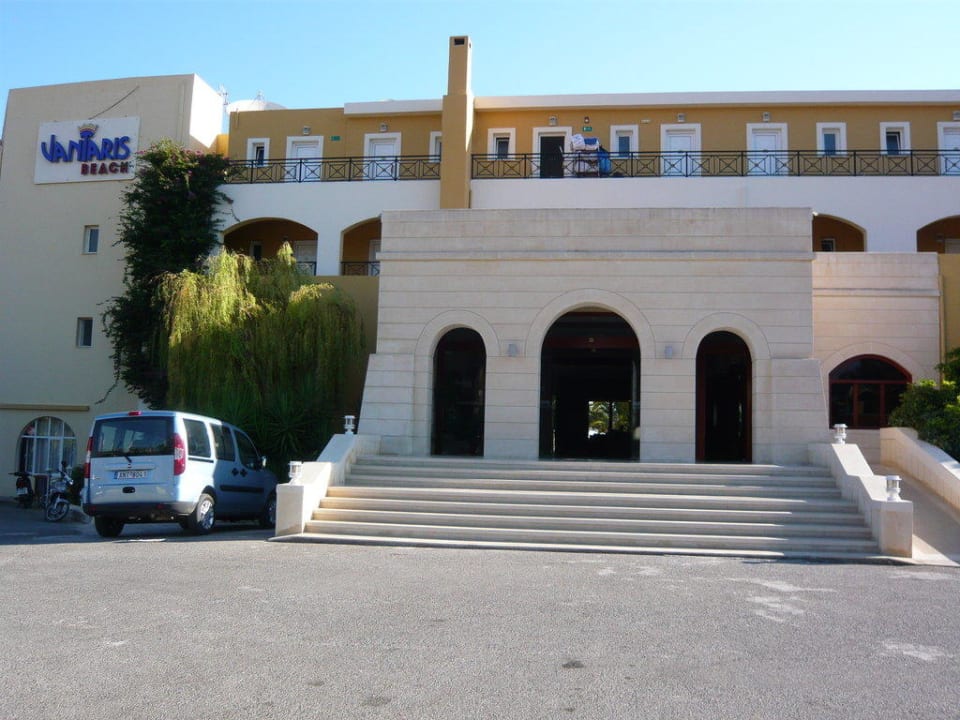 Außenansicht des Hoteleingangs Vantaris Luxury Beach Resort