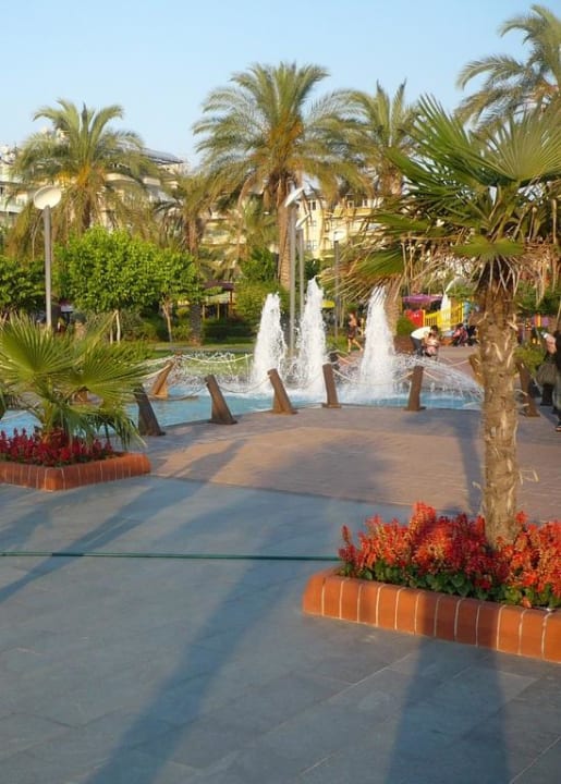 Park przy plaży niedaleko hotelu Hotel Aslan City Kleopatra