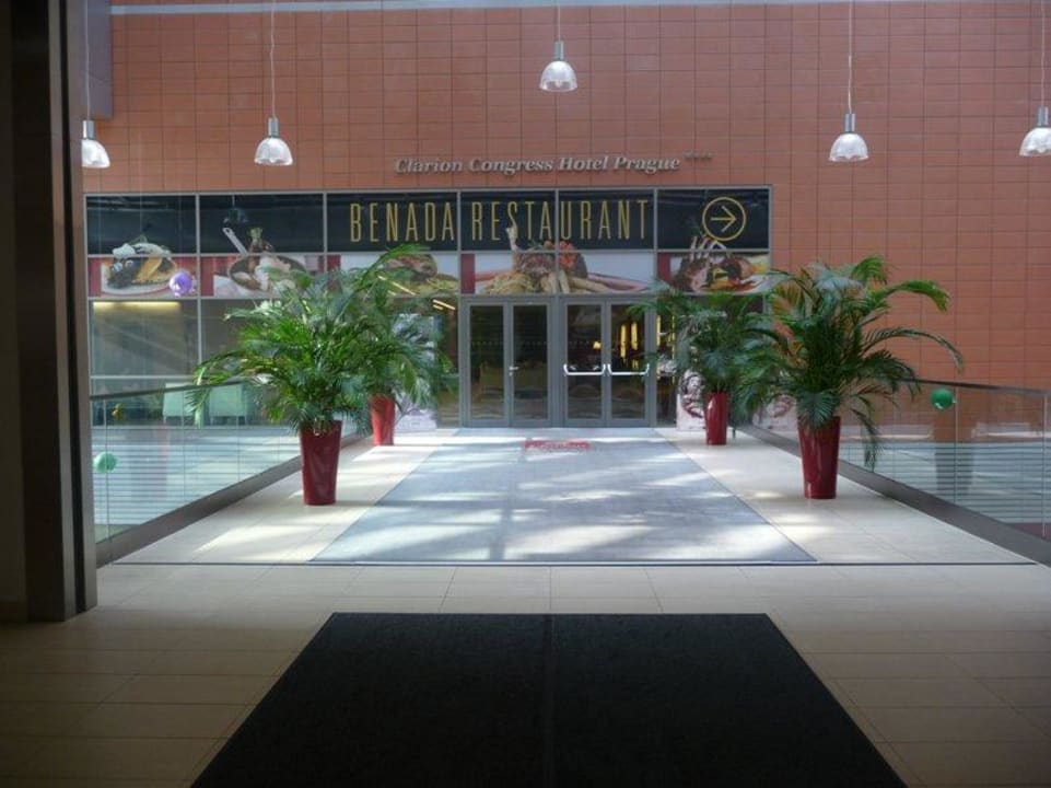 Hoteleingang im Einkaufszentrum Clarion Congress Hotel Prague