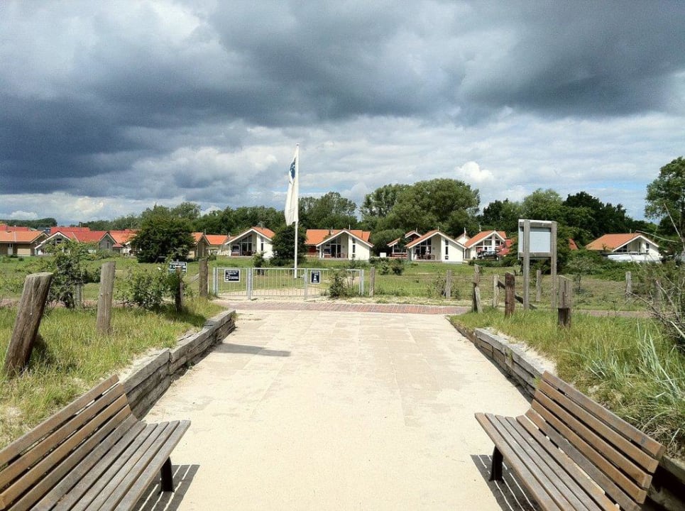 Blick vom Strand auf die Anlage Strandhäuser am Leuchtturm