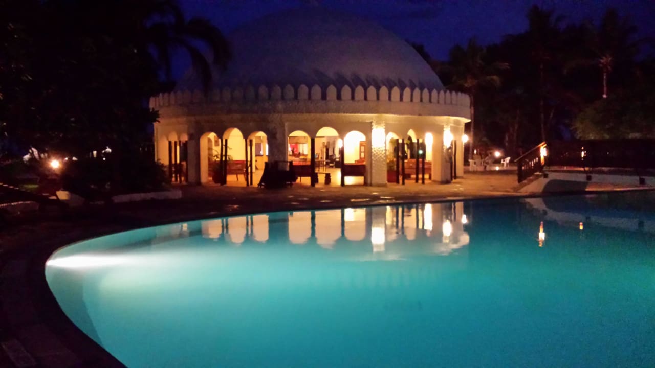 Pool am Abend Hotel Southern Palms Beach Resort