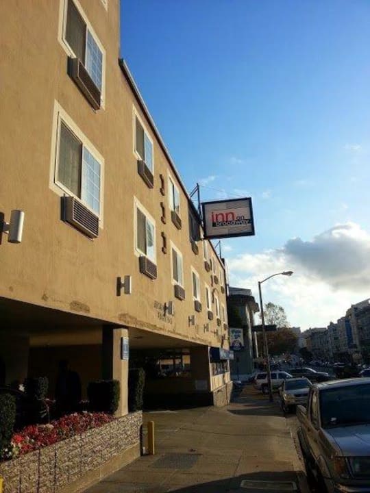 Widok z ulicy Inn On Broadway