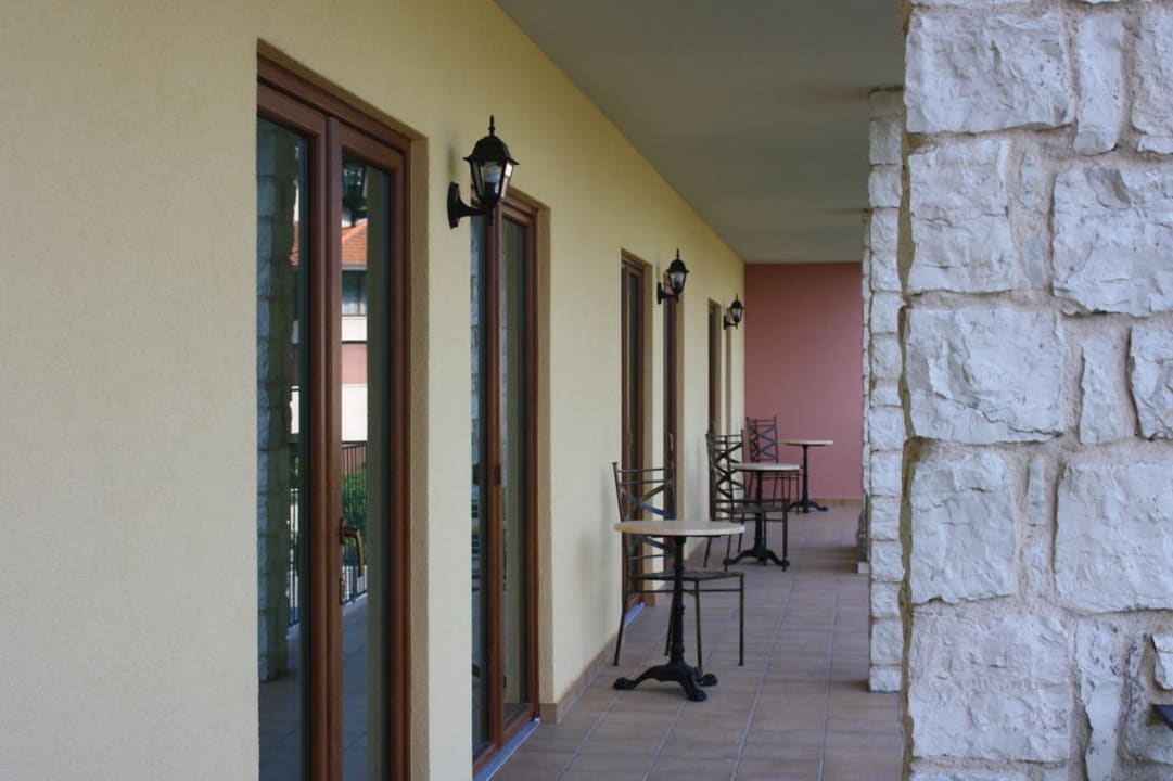 Der lange hintere Balkon Residenza Le Due Torri