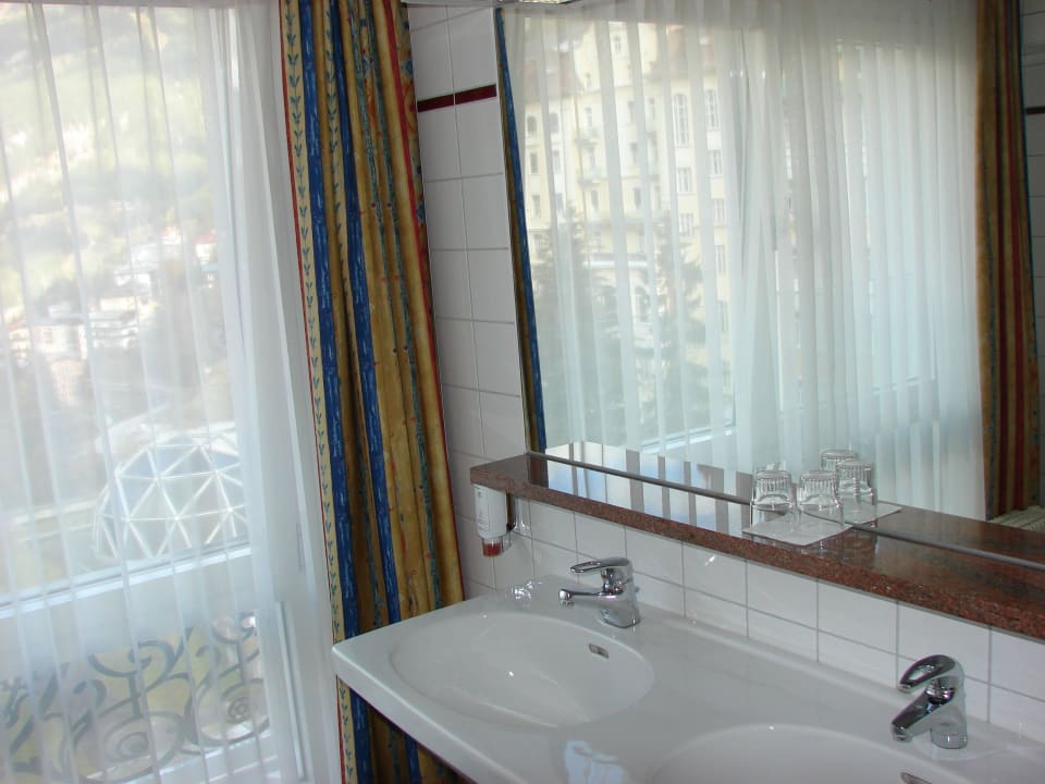 Badezimmer mit Doppelwaschbecken Thermal Resort Hotel Elisabethpark