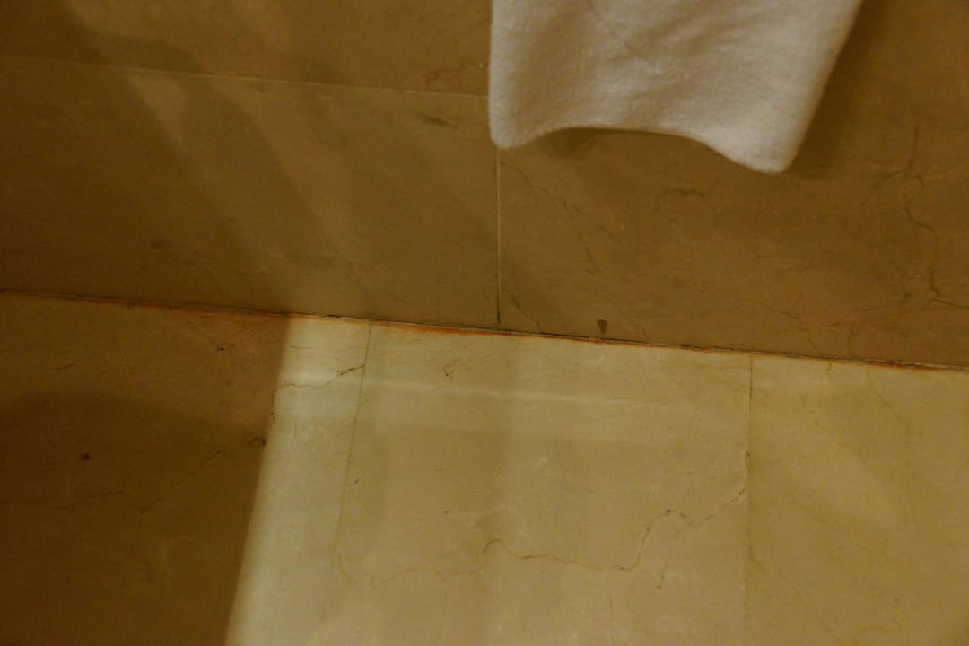 Leider unschön unten am Badewannenrand Grupotel Playa de Palma Suites & Spa