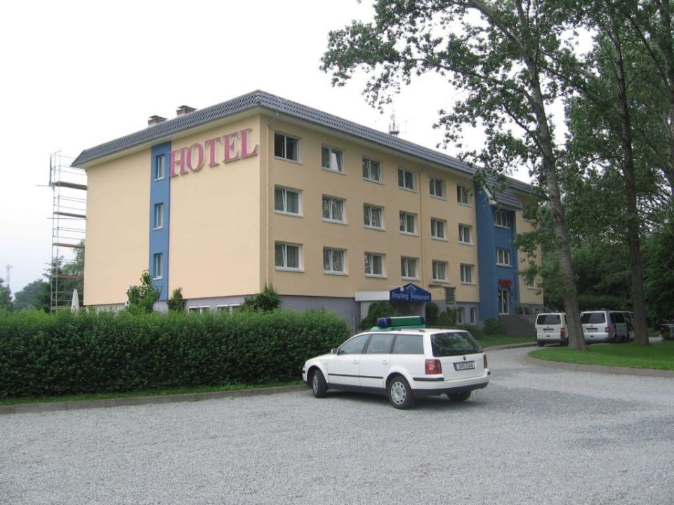 Aussenansicht vom Parkplatz aus Hotel am Tierpark