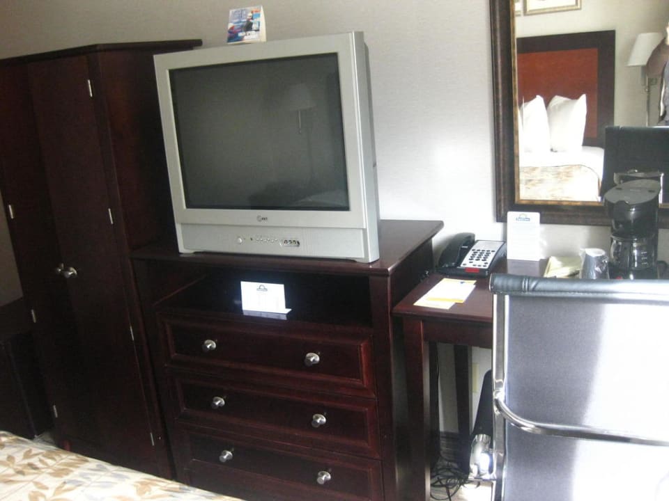 TV und Schreibtisch Hotel Days Inn - Long Island City
