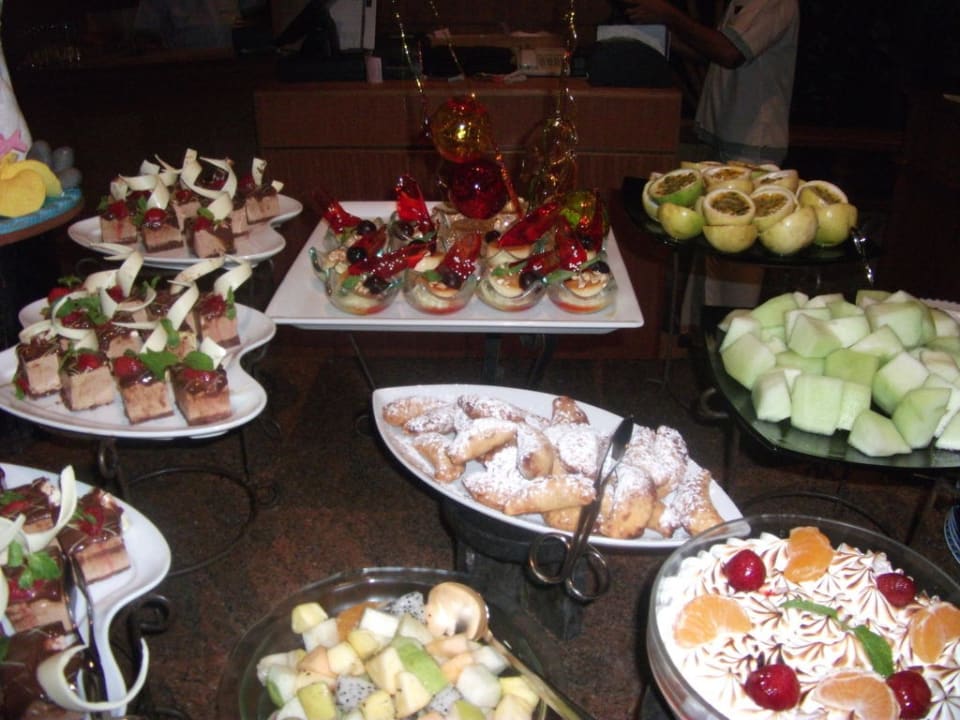 Leckereien am Buffet Kuramathi Maldives