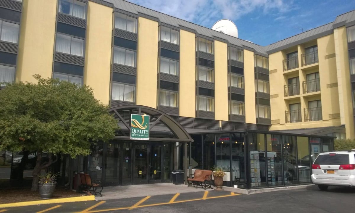 Eingangsbereich vom Parkplatz aus gesehen Quality Hotel & Suites At the Falls