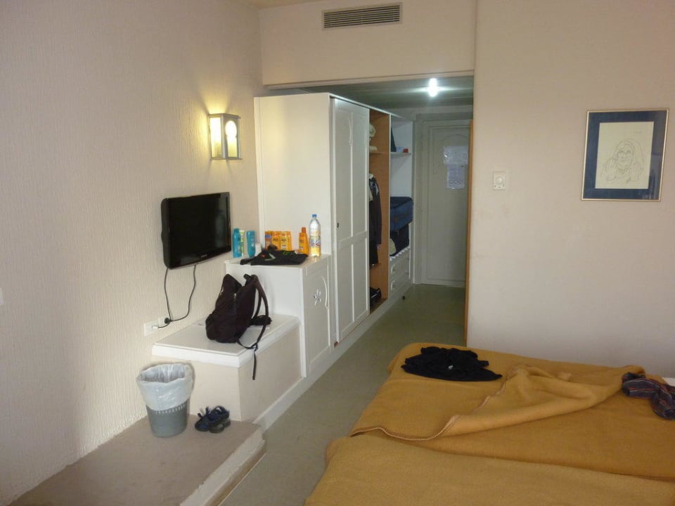 Zimmer mit großem Schrank und Flatscreen-TV Calimera Yati Beach