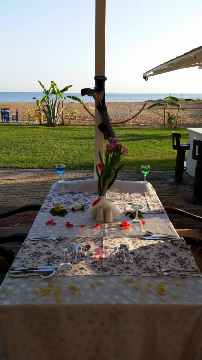 Ein schöner gedeckter Tisch am Abend. Danke Kani!! Skys Hotel
