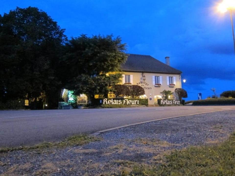 Hotel bei Nacht Hotel Le Relais Fleuri