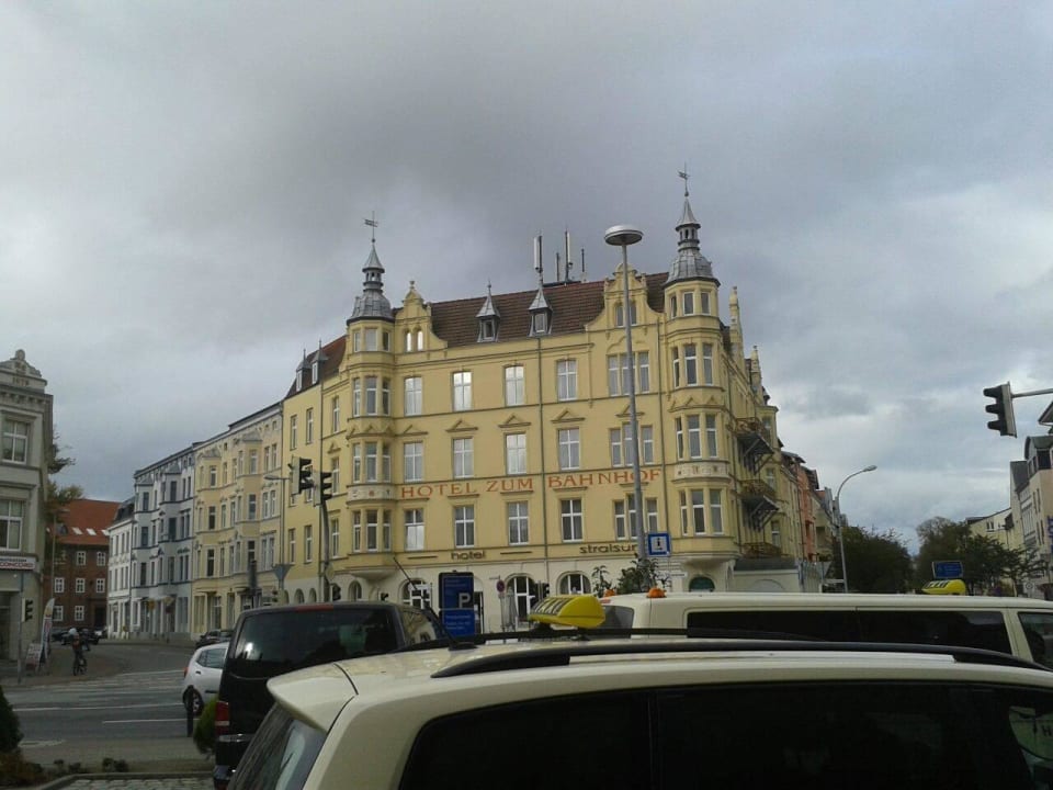 Blick vom Bahnhof auf das Hotel im Herbst 2016 Hotel Stralsund