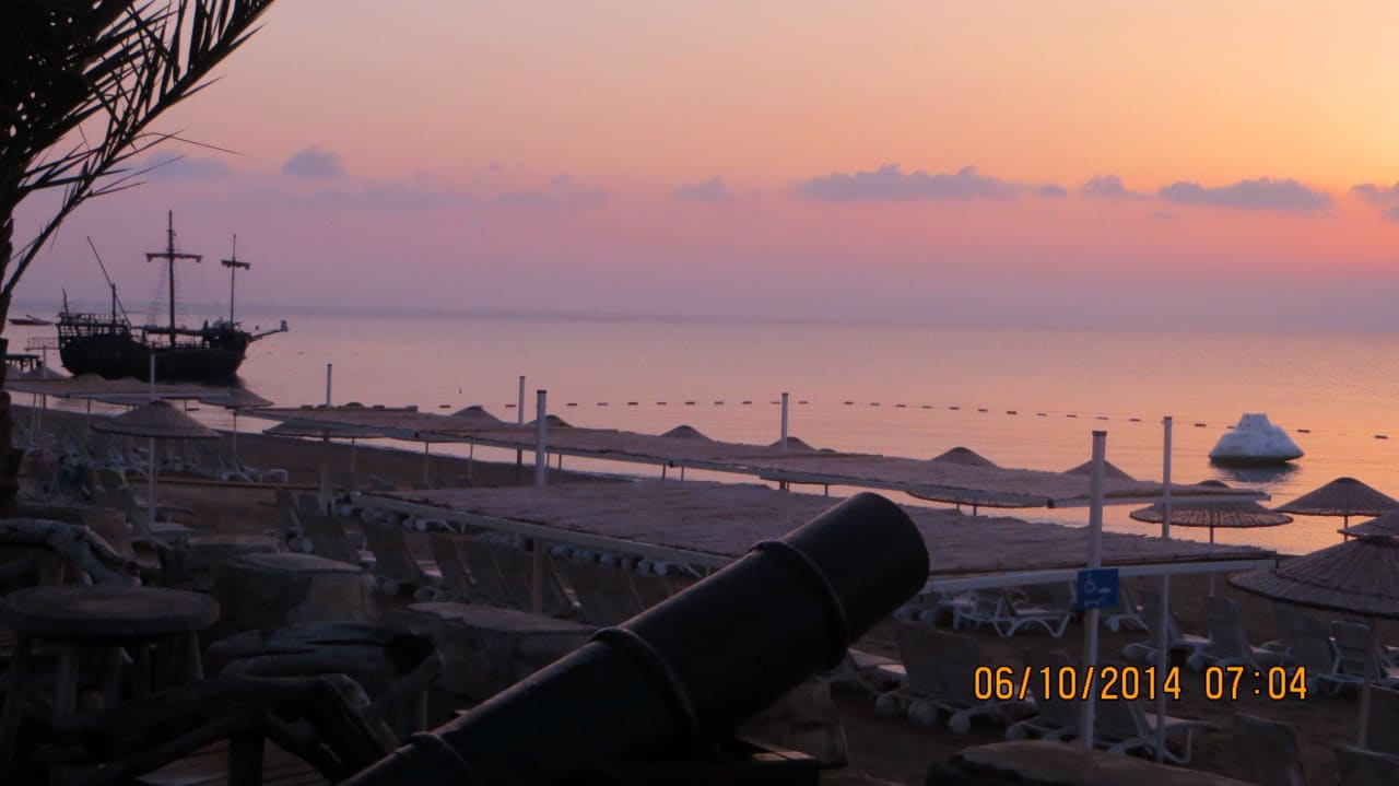 Am frühen Morgen am Strand Pirate's Beach Club