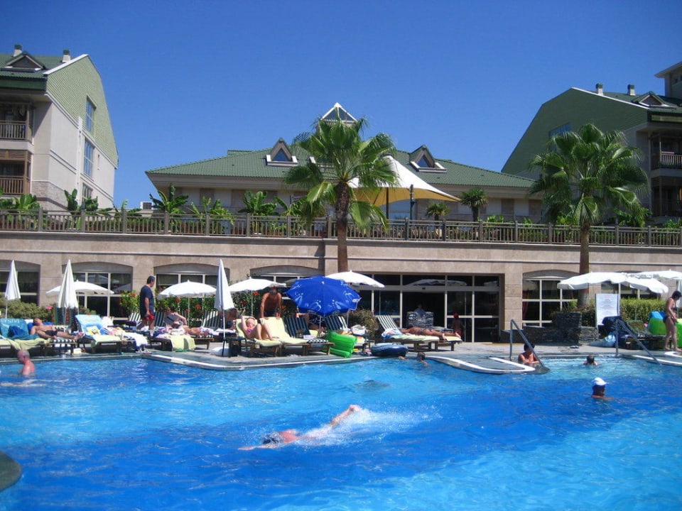 Pool und oben die Terrassenbar Can Garden Resort