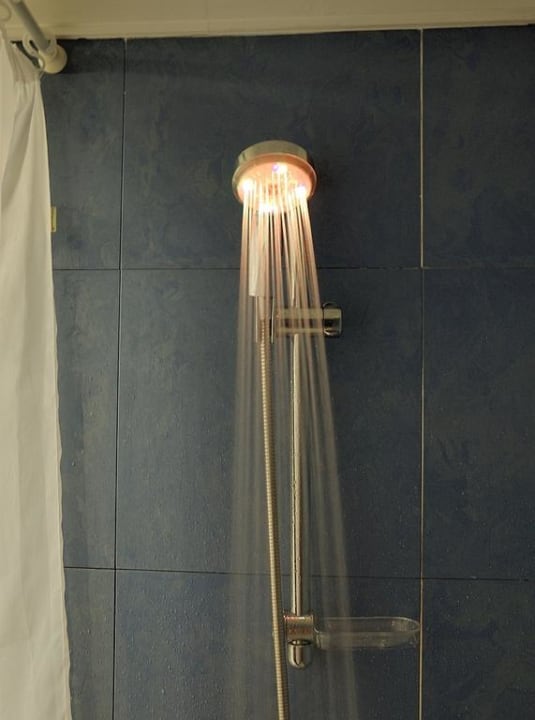 Zimmer 525 - Dusche mit Lichtspiel MUR Hotel Faro Jandia & Spa Fuerteventura