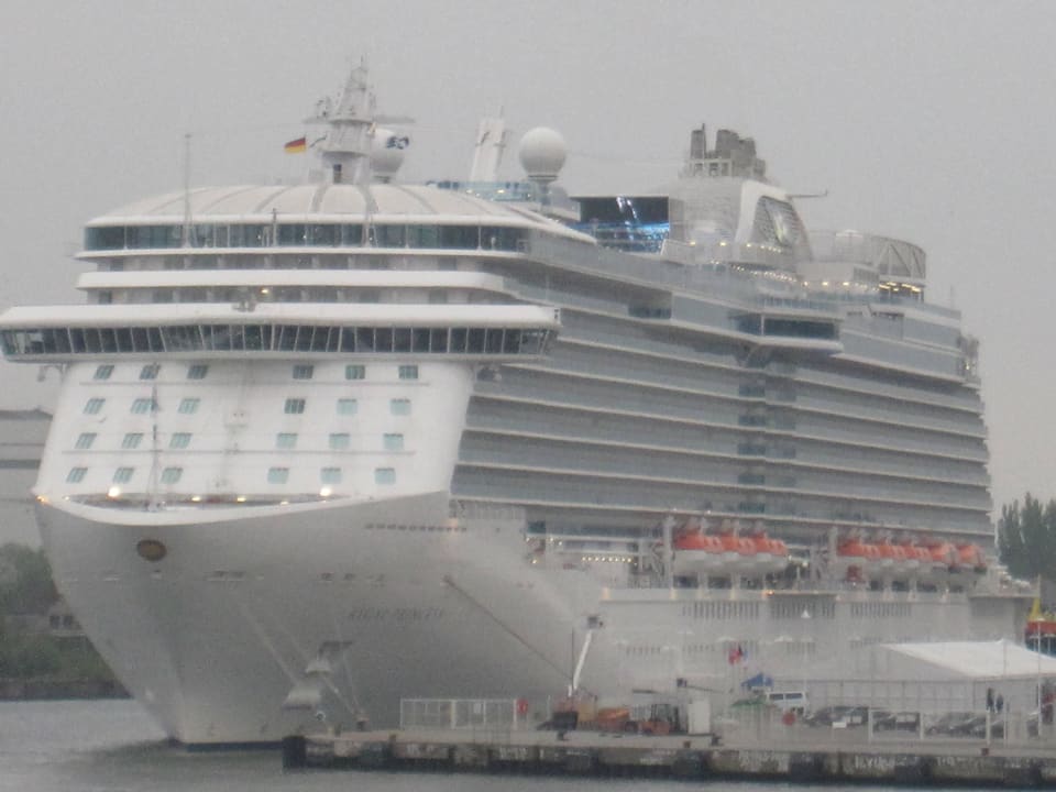 Ausblick aufs KF-Schiff Hotel Yachthafenresidenz Hohe Düne
