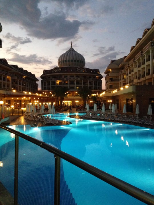 Poolbrücke zum Hotel am Abend Kirman Belazur Resort & Spa
