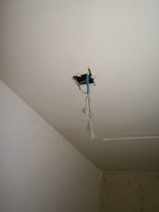 Lose Kabel an der Decke im Fittnessraum Sandy Beach Hotel & Family Suites