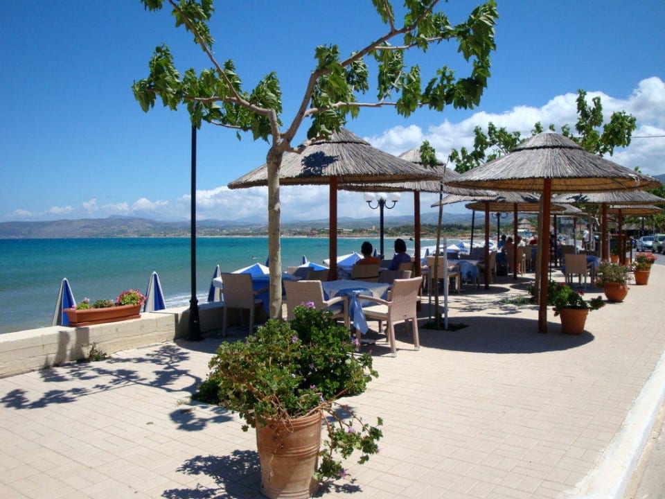 Tische vom Hotelrestaurant direkt am Meer Hotel Corissia Princess