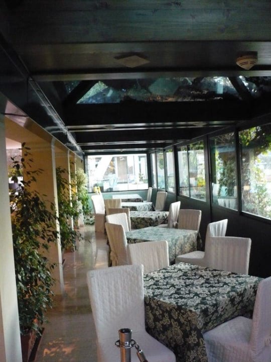 Sitzecke vor dem Restaurant Aldiana Club Rocca Nettuno Calabria