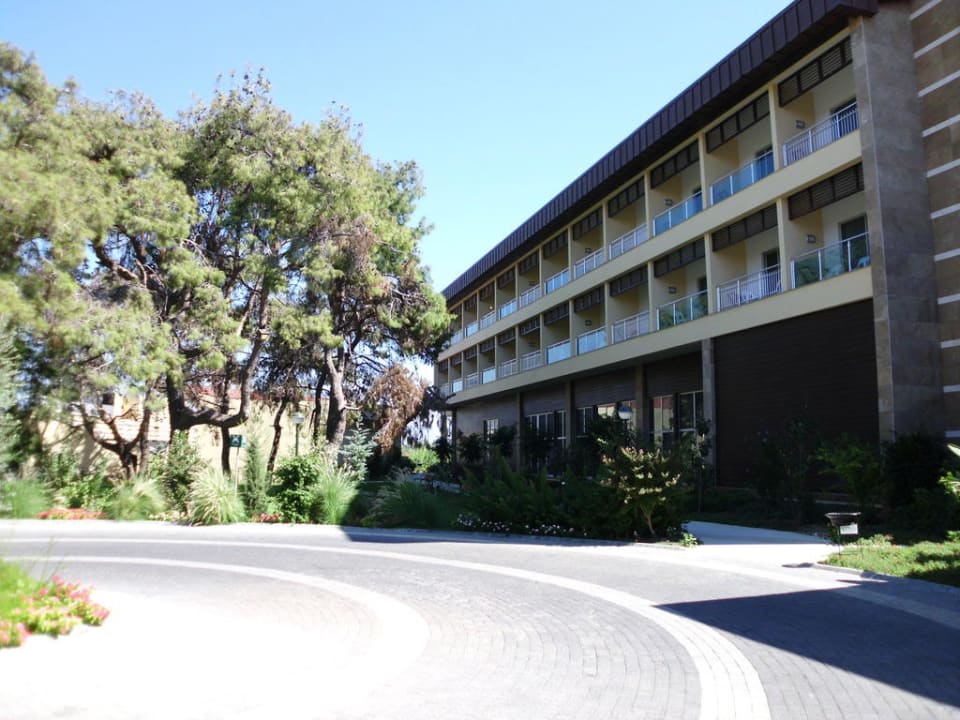 Blick vom Haupteingang aufs Hotel Marvida Family Eco