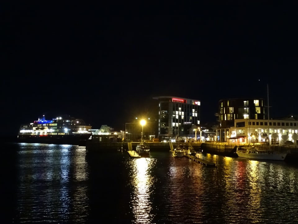 Aussicht vom Hotel zum Hurtigrutenanleger und dem Thonhotel Scandic Svolvaer