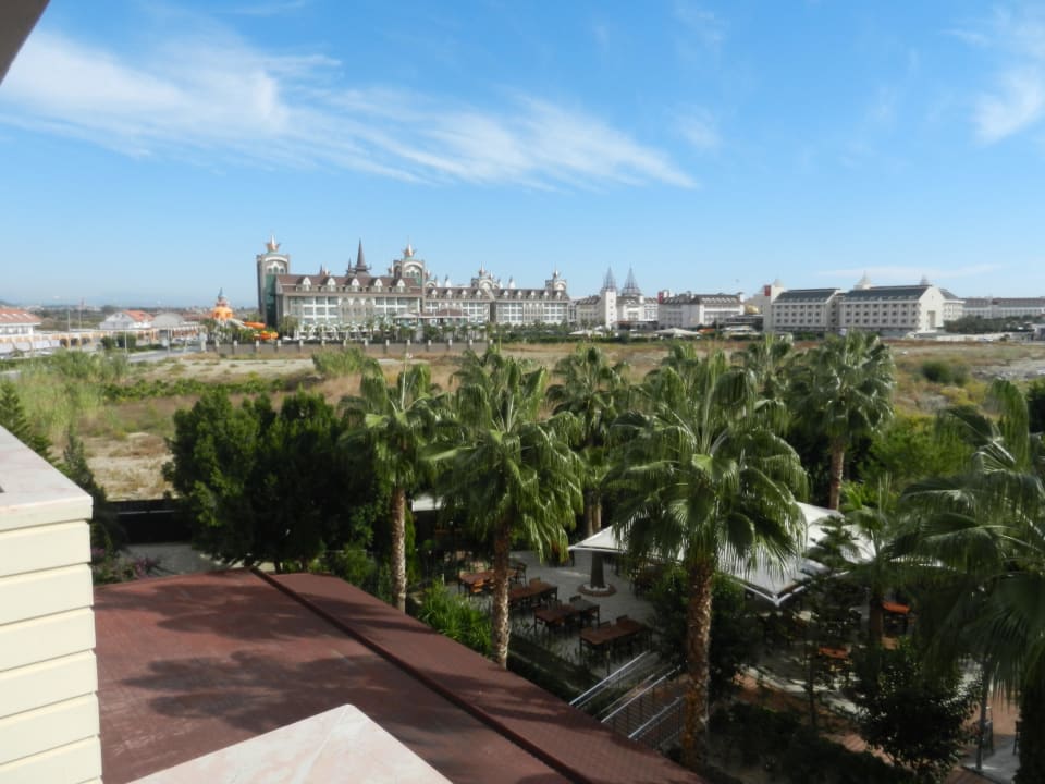 Blick aus dem Zimmer auf den Garten Hane Family Resort