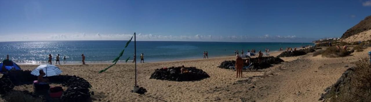 Strand unterhalb vom Hotel Marina Playa Suite Hotel