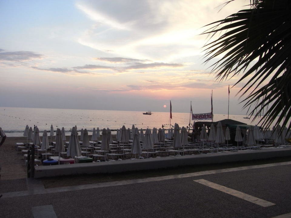 Hotelstrand am Abend Side Star Beach