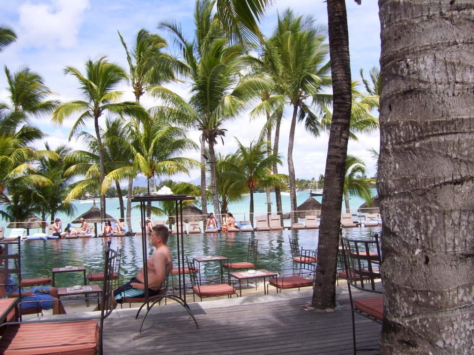 Pool von der Bar fotografiert Mauricia Beachcomber Resort & Spa