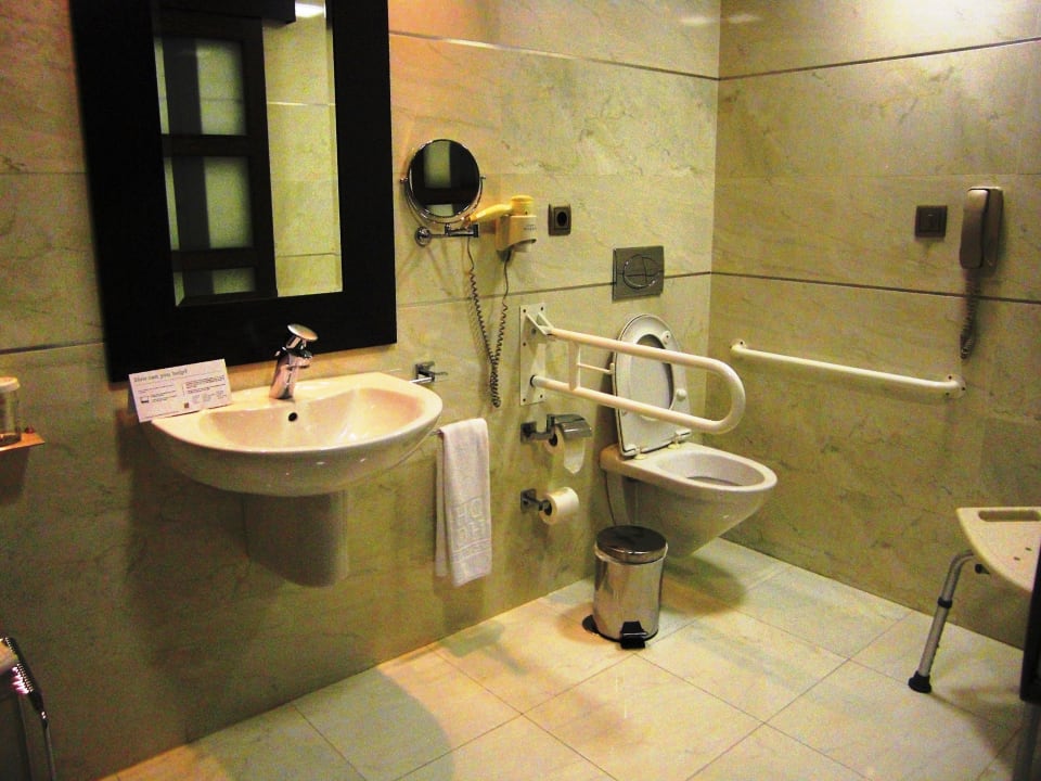 Das Bad - geräumig und behindertengerecht Hotel Cordoba Center