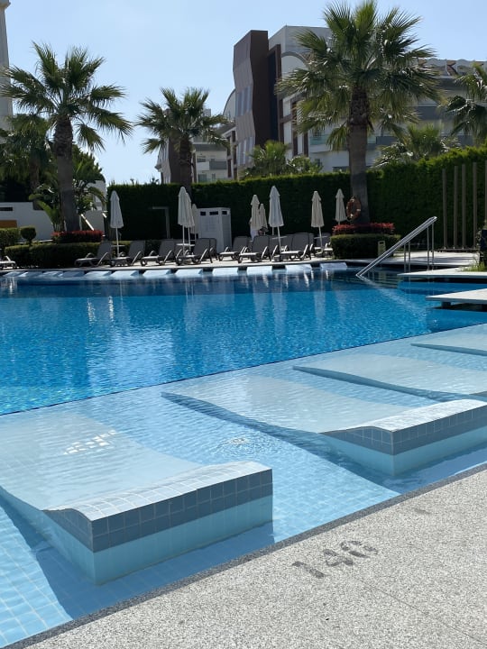 Pool Side Sunport Hotel & Spa
