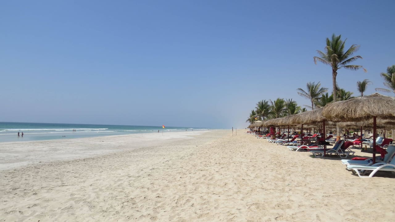 Sonnenschirme am Strand Salalah Rotana Resort