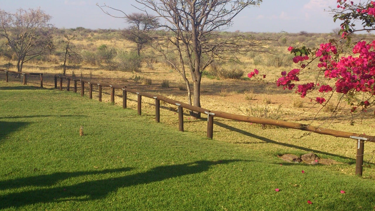 Garten zur Wasserstelle Kalahari Bush Breaks Lodge