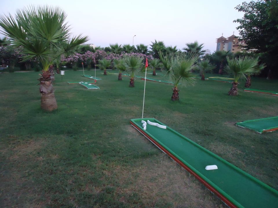 Kleine Minigolfanlage im Garten Hane Family Resort