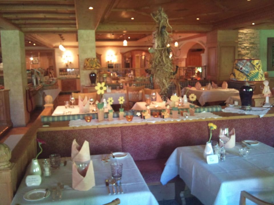 Sehr gemütlicher Speisesaal Hotel Alpin Spa Tuxerhof