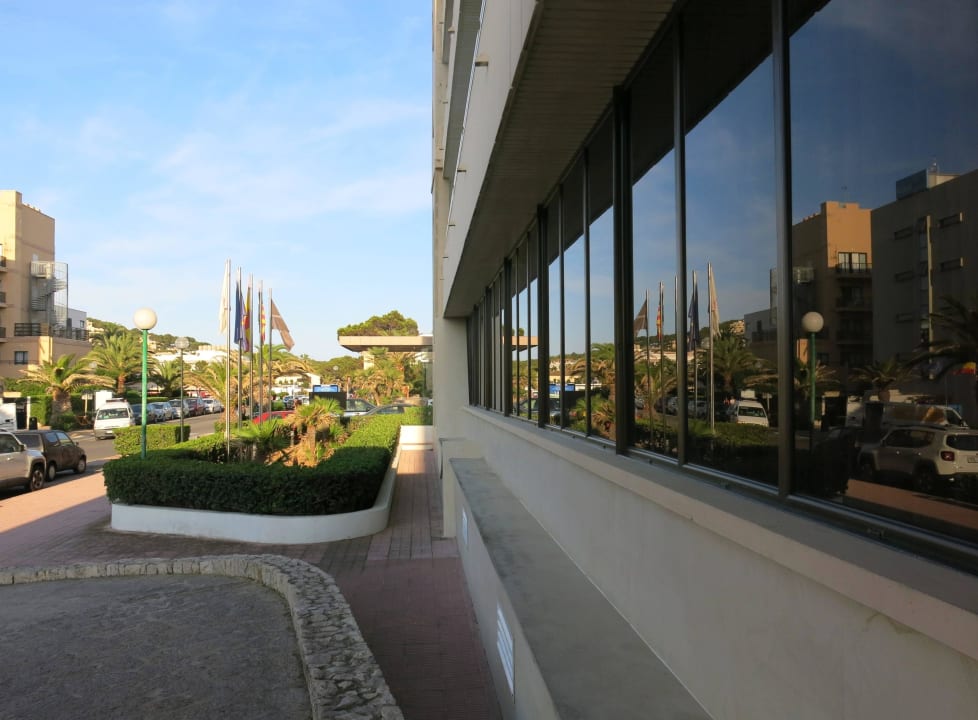 Spiegelung in der Straßenfront Hotel & Spa S'Entrador Playa