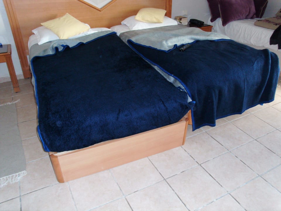 Kaputtes Bett, erst nach Aufforderung repariert,  Hotel Djerba Resort