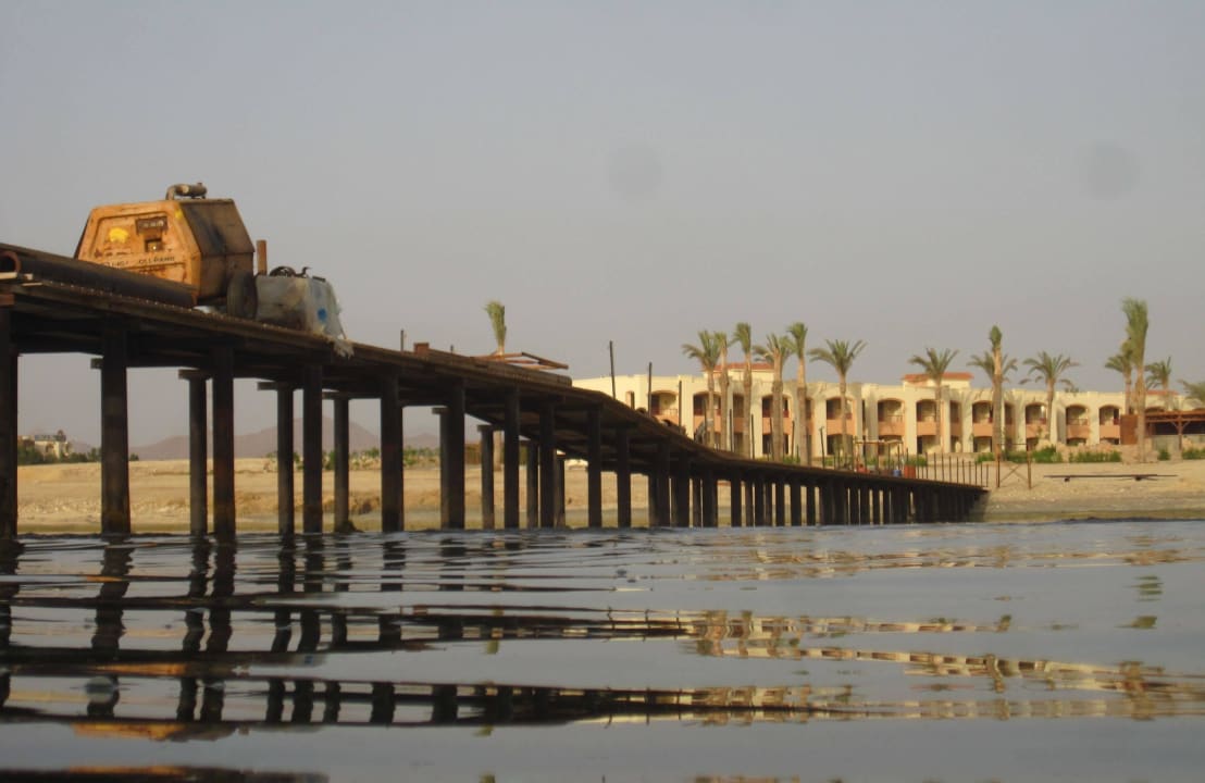 Unfertiger Steg an unfertigem Nachbarhotel Brayka Bay Resort