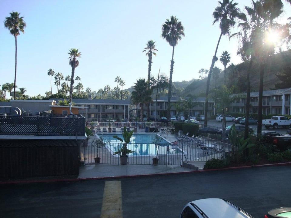 Pool inmitten des Parkplatzes The Atwood Hotel San Diego