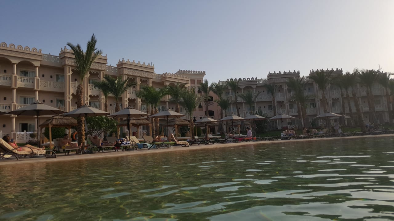 Aus dem Pool zu den Zimmern Pickalbatros Palace Resort