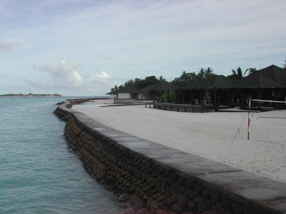 Mauer vor den Bungalows Adaaran Select Meedhupparu Island Resort - Premium All Inclusive