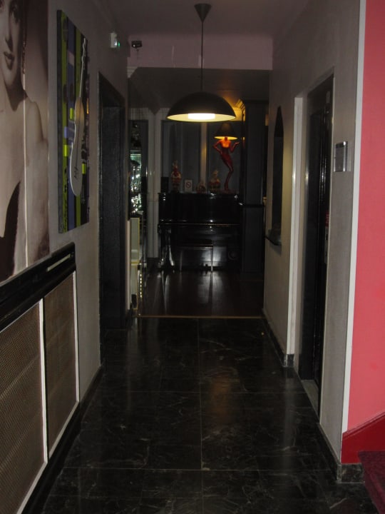 Haupteingangsgang, rechts Treppe und Fahrstuhl Mercure Paris Alesia